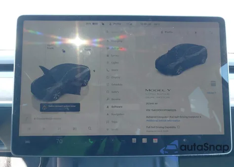 2023 Tesla Model Y Awd/Long Range Dual Motor All-Wheel Drive z USA, uszkodzony, nr VIN 7SAYGDEE3PF865229